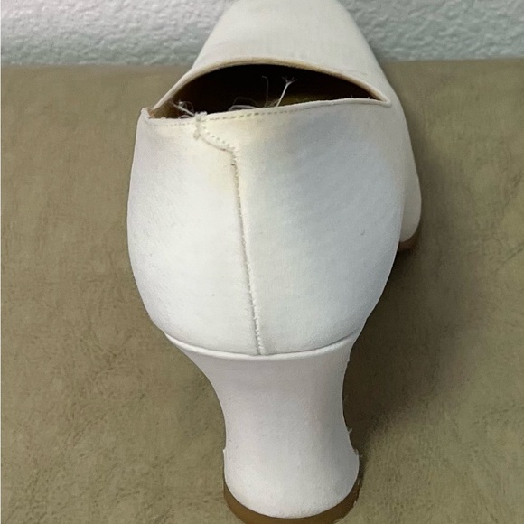 An 8.5B used pair of Hype Made in Spain Square Toe Block Heel White Leather Pump - Picture 10 of 16